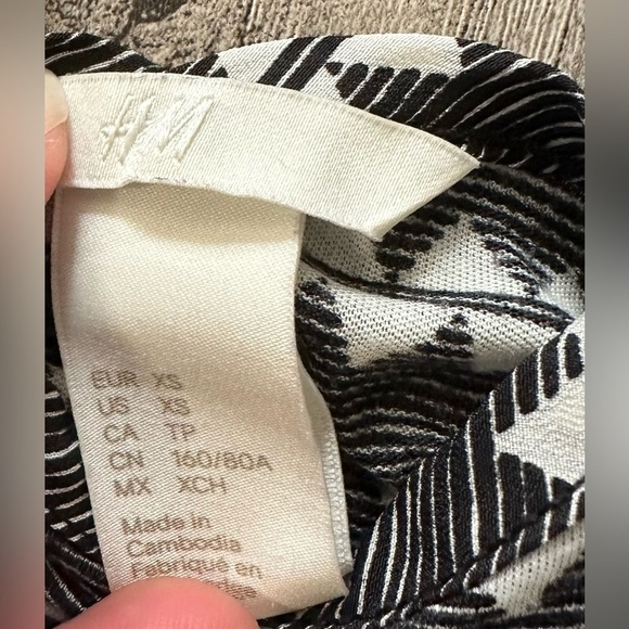 H&M Sheer Black and White Patterned Tank Top Size XS - Picture 3 of 6